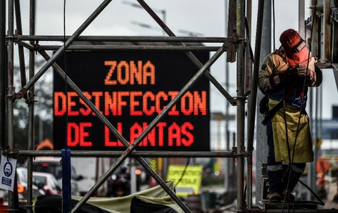 Trabajador en medio del coronavirus en Colombia.