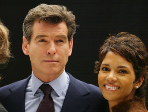 Pierce Brosnan y Halle Berry