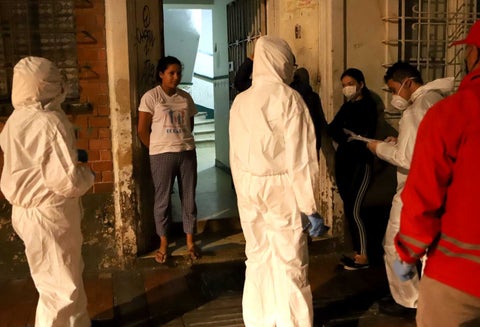 Entrega de mercados a extranjeros en el barrio Santa Fe