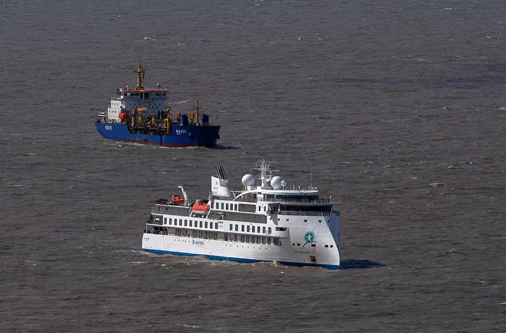 Crucero Greg Mortimer fondeando en Uruguay