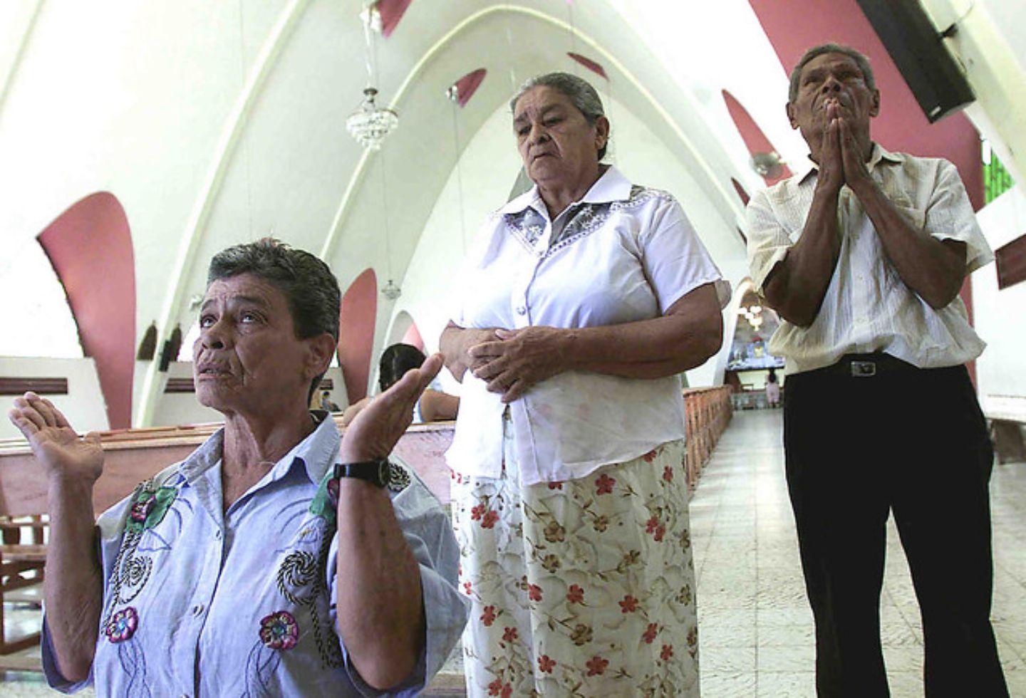 Gente rezando. Imagen de referencia