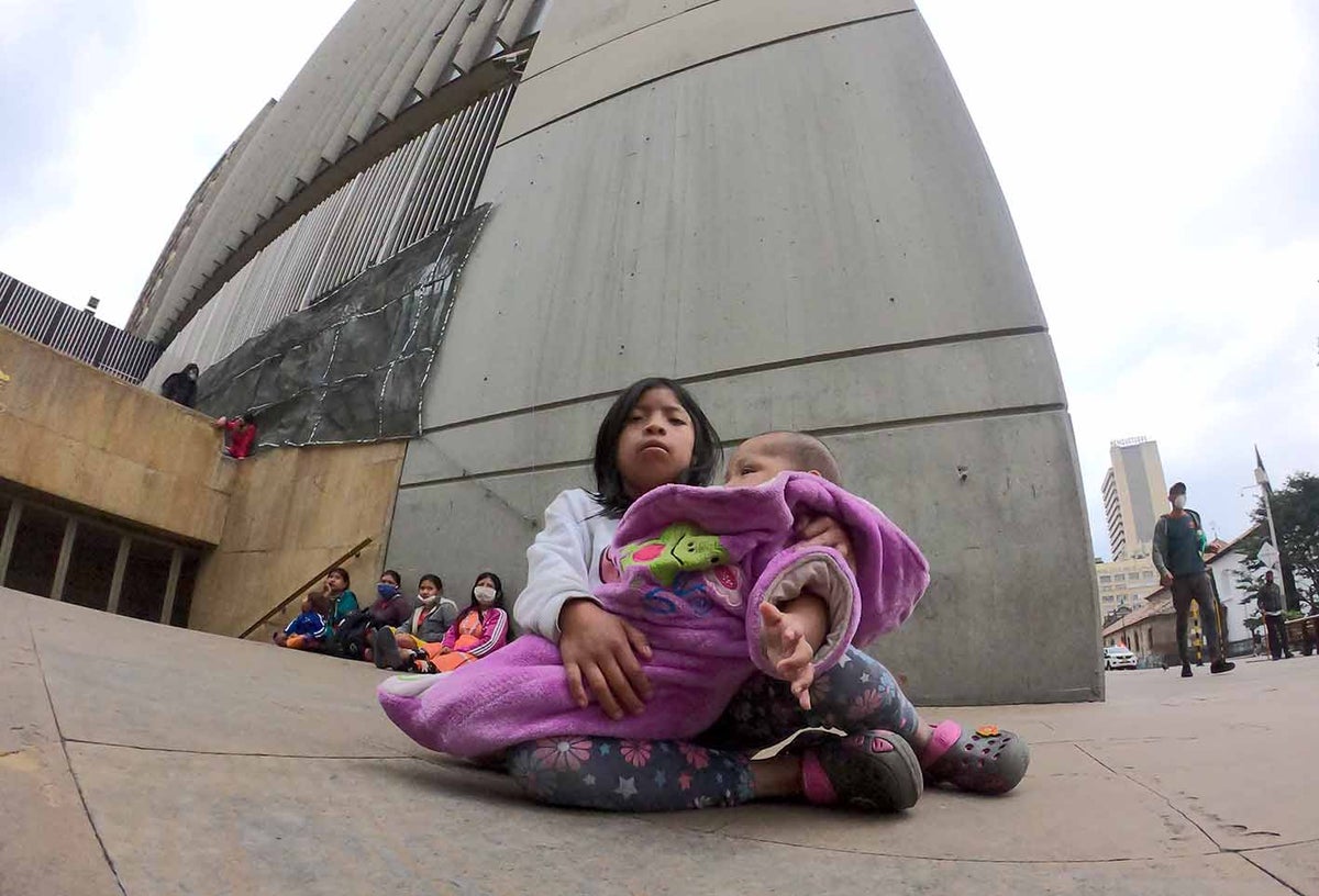 Dentro de los aborígenes que están en las calles hay varios menores de edad.