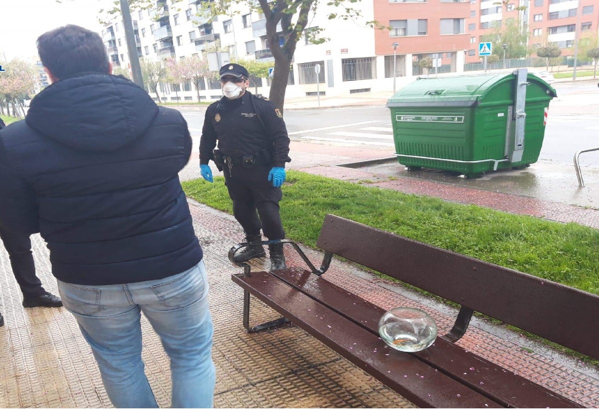 Lo multaron por salir a pasear con sus peces