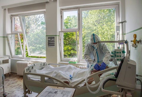 Médicos que atienden pacientes con coronavirus