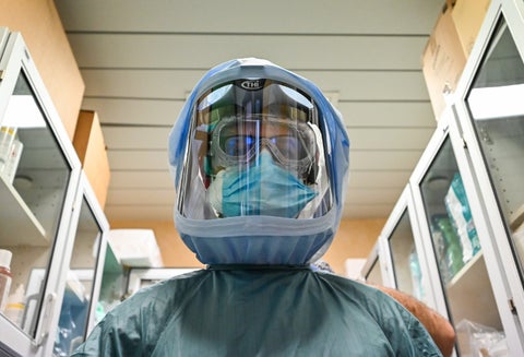 Médicos en Italia atienden coronavirus con estos trajes