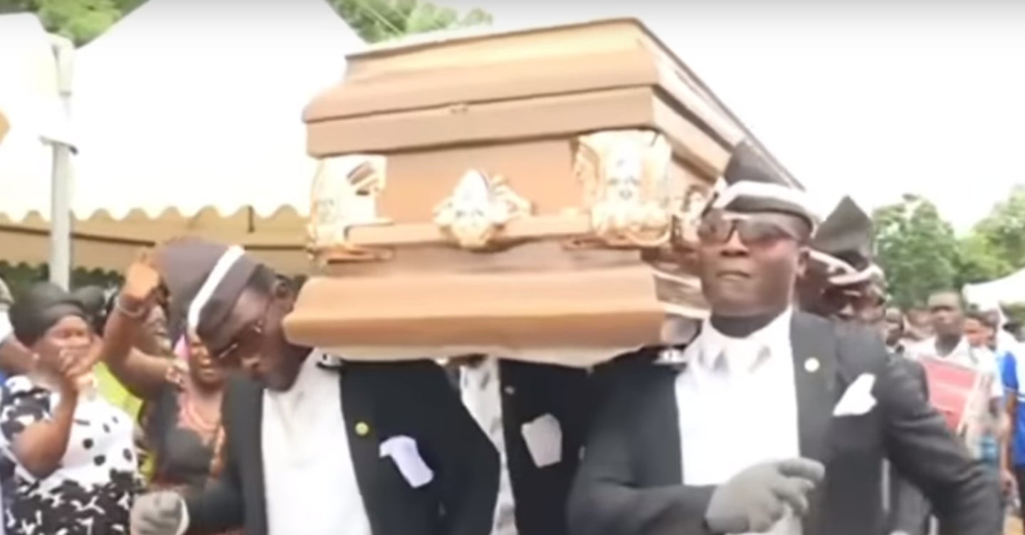 Memes, africanos bailando con el ataúd
