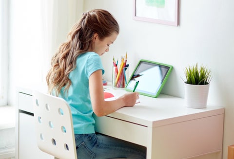 Niña en estudio en casa