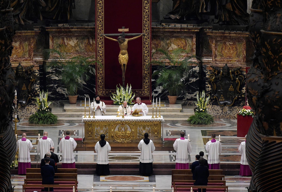 Así fue la misa de Sábado Santo en cuarentena en el Vaticano