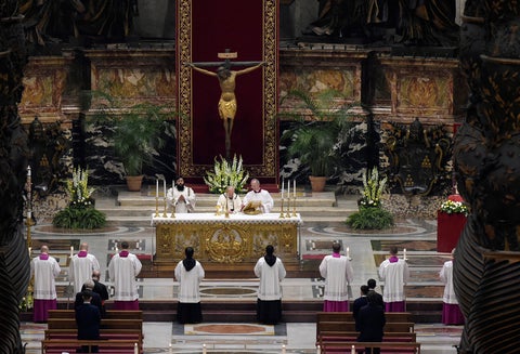 Así fue la misa de Sábado Santo en cuarentena en el Vaticano