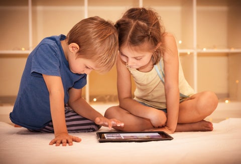Niños colegios en educación virtual
