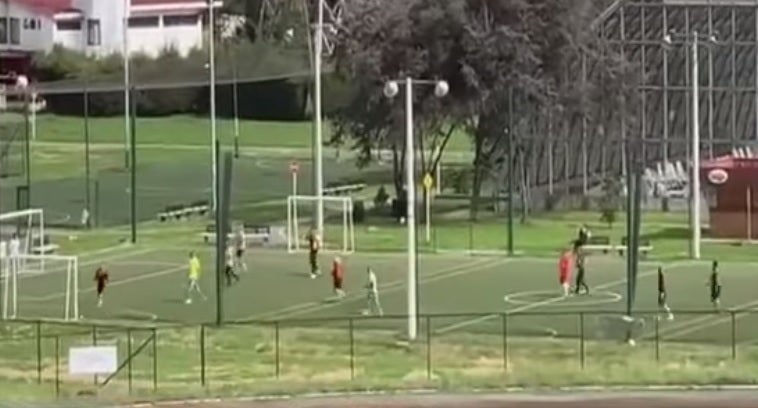 Policías jugando fútbol en cuarentena