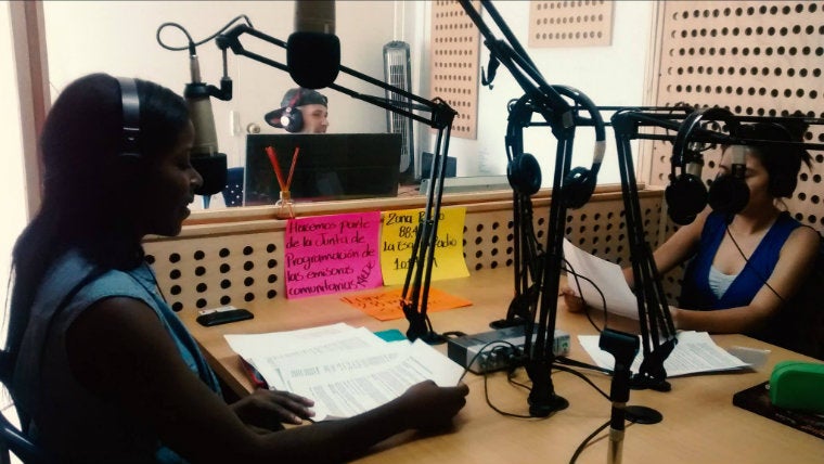 desde la radio se dictarán clases a estudiantes