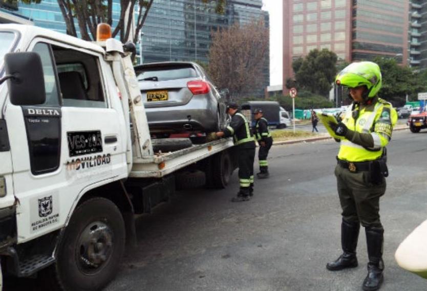 Los vehículos podrán ser recuperados previo pago de la grúa, el parqueadero y las multas que determine el Código Nacional de Tránsito