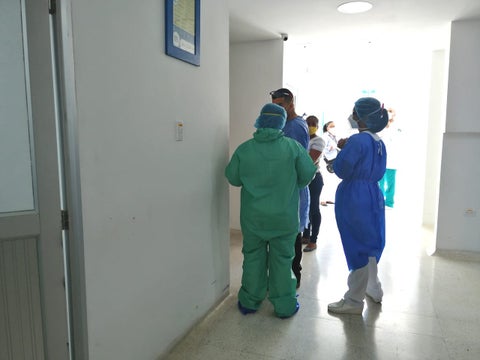 Autoridades de salud hacen seguimiento a familiares de fallecido por coronavirus