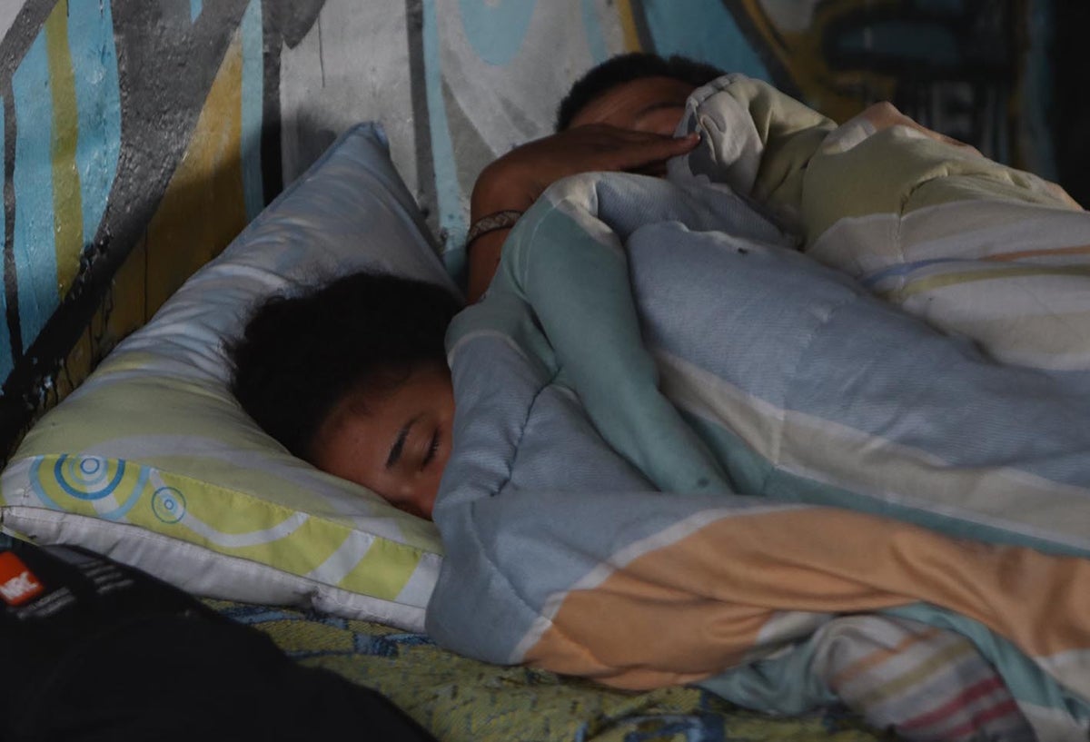 Venezolanos, en medio de cuarentena, viven bajo puente peatonal en Bogotá