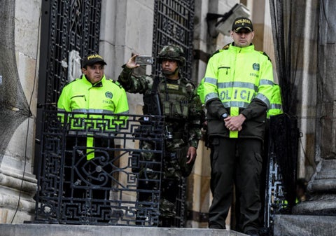 Uniformados de la Policía en las afueras del Congreso
