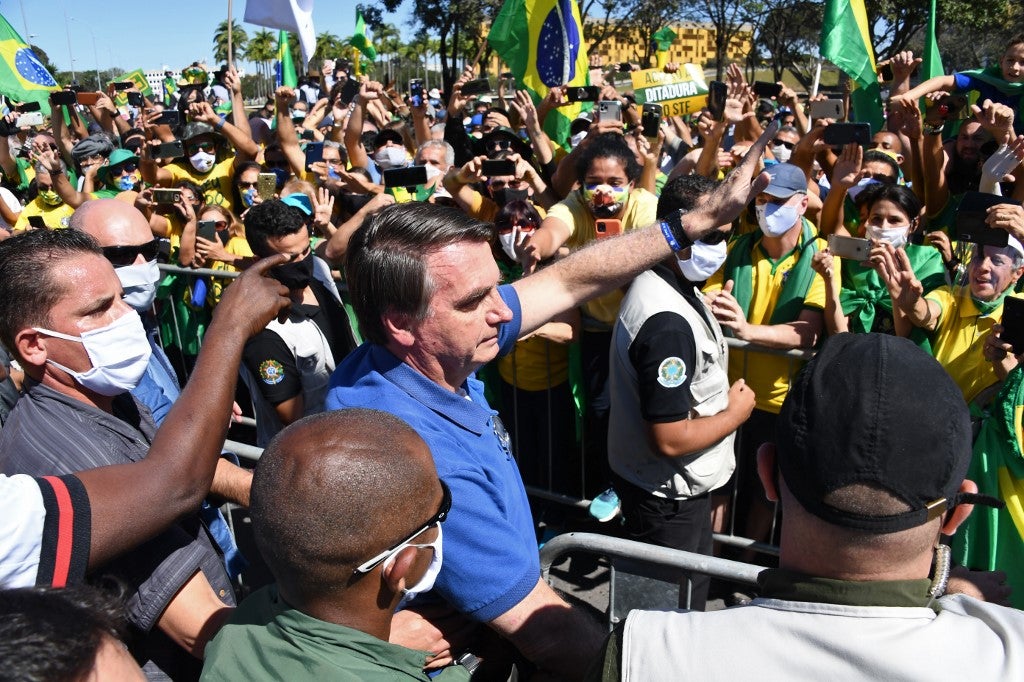 Bolsonaro se quitó el tapabocas al confirmar que tiene coronavirus