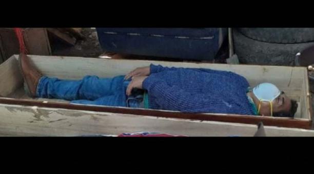 Jaime Rolando Urbina, alcalde de Tantará fingiendo que estaba muerto