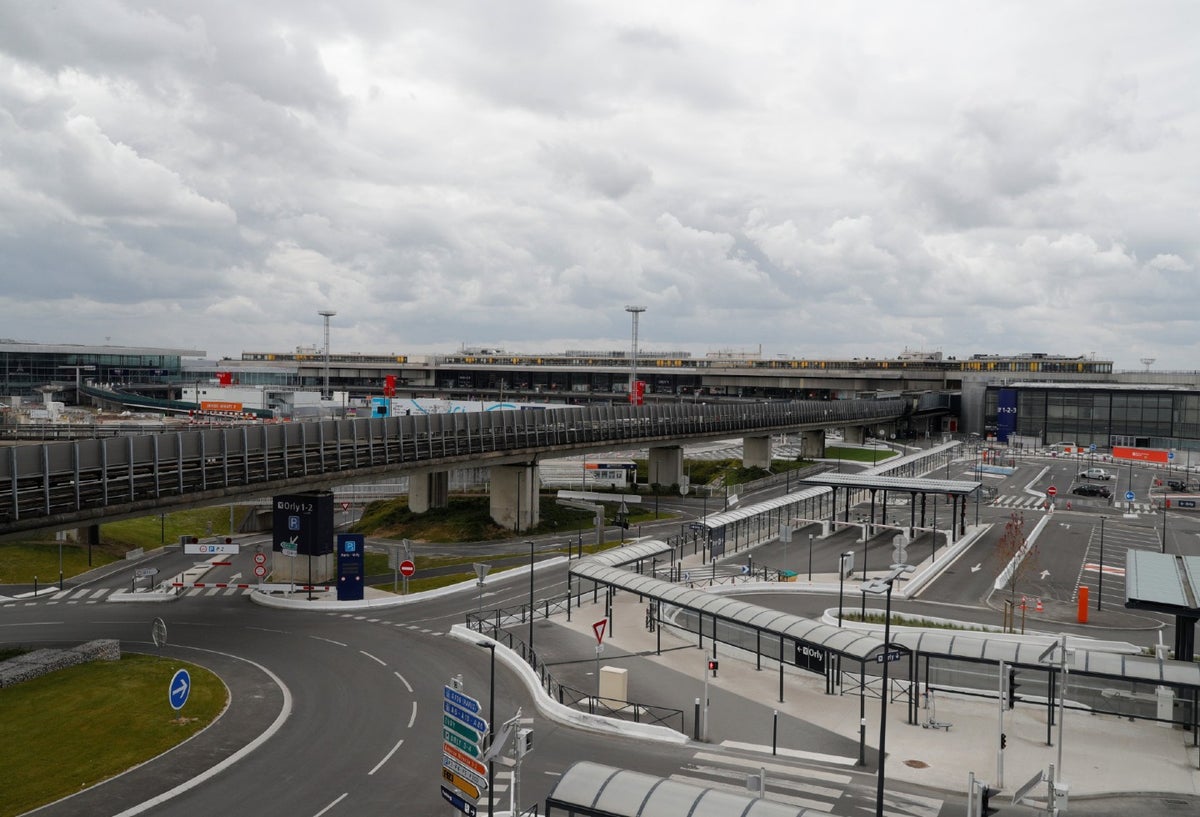 Aeropuerto de Orly, en París / Coronavirus en Francia
