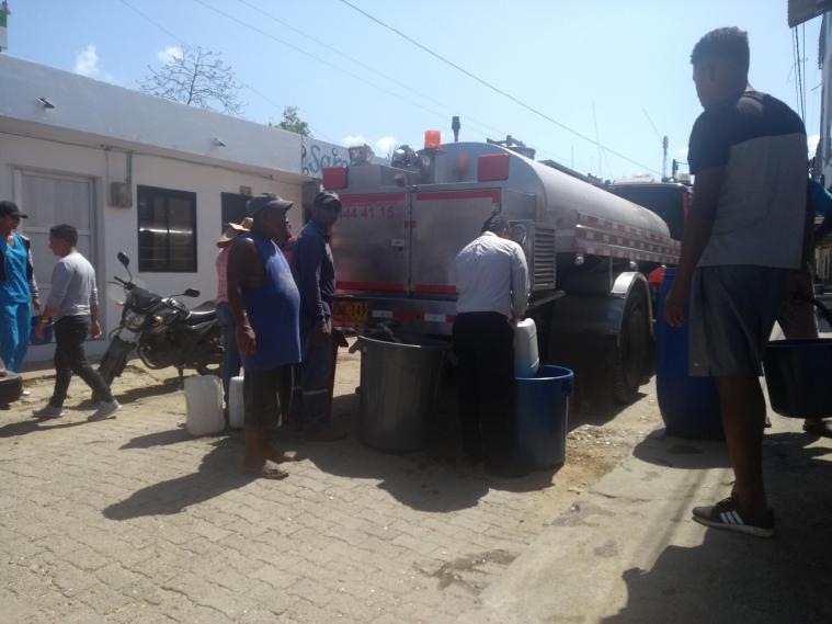 Con carrotanques abastecen de agua a la población en Arboletes