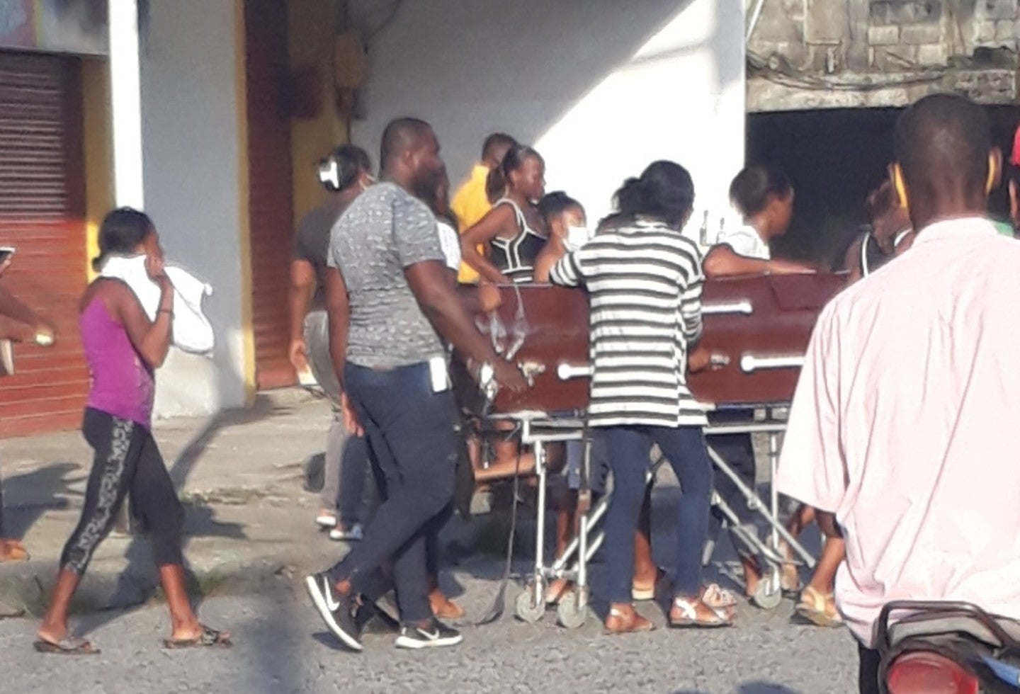 Familiares se llevan ataúd con su ser querido en Chocó