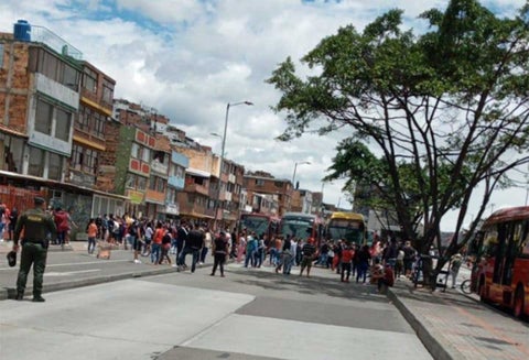 Transmilenio es bloqueado por ciudadanos que reclaman ayudas.