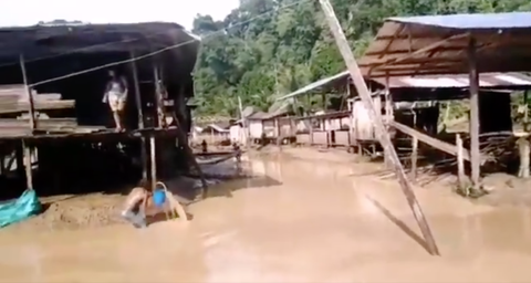 Inundaciones en comunidades indígenas de Bojayá, tras el desbordamiento de dos ríos.