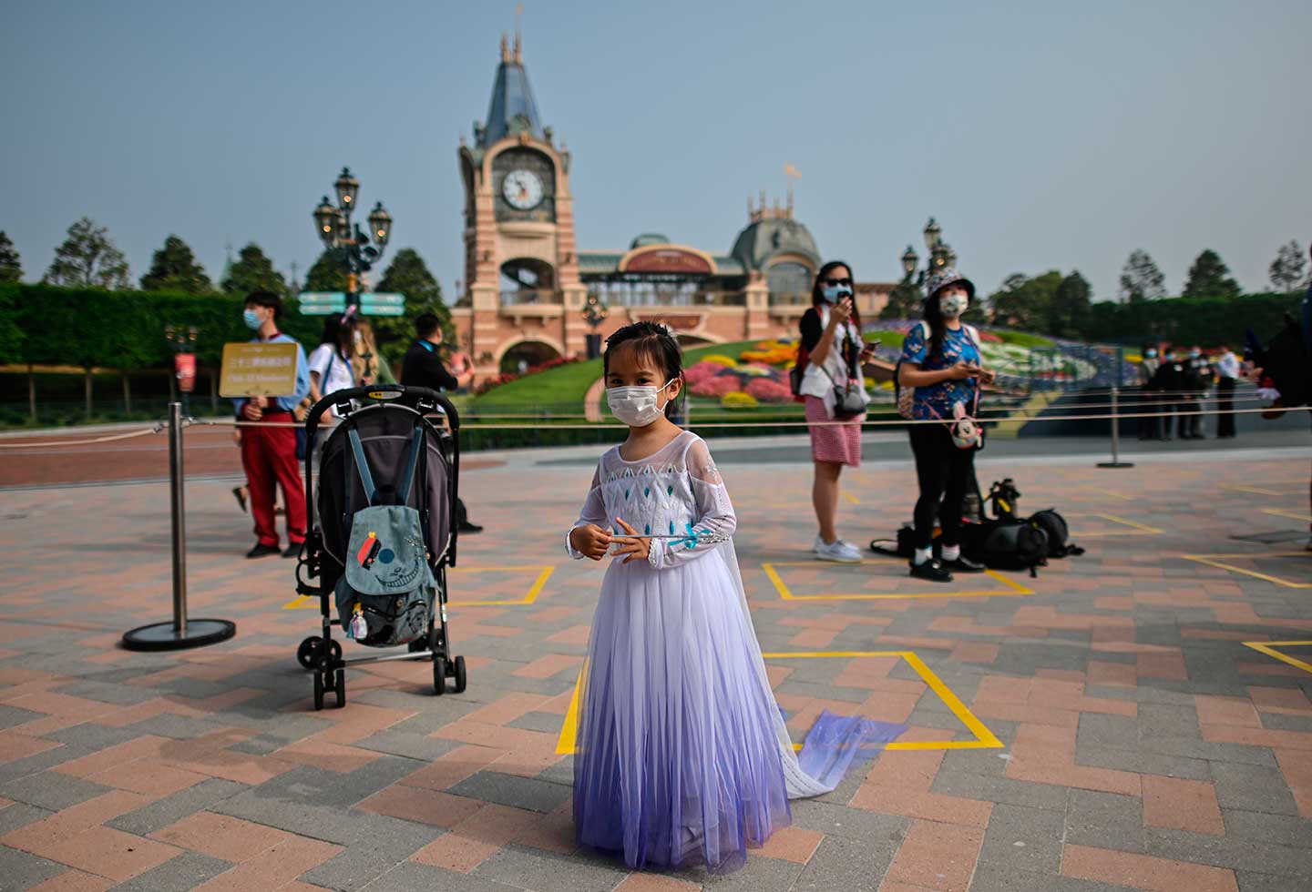 El parque de atracciones, situado en la mayor ciudad de China, es el primero en el mundo que vuelve a abrir sus puertas desde que empezó la pandemia, con importantes consecuencias económicas para el grupo estadounidenses de entretenimiento.