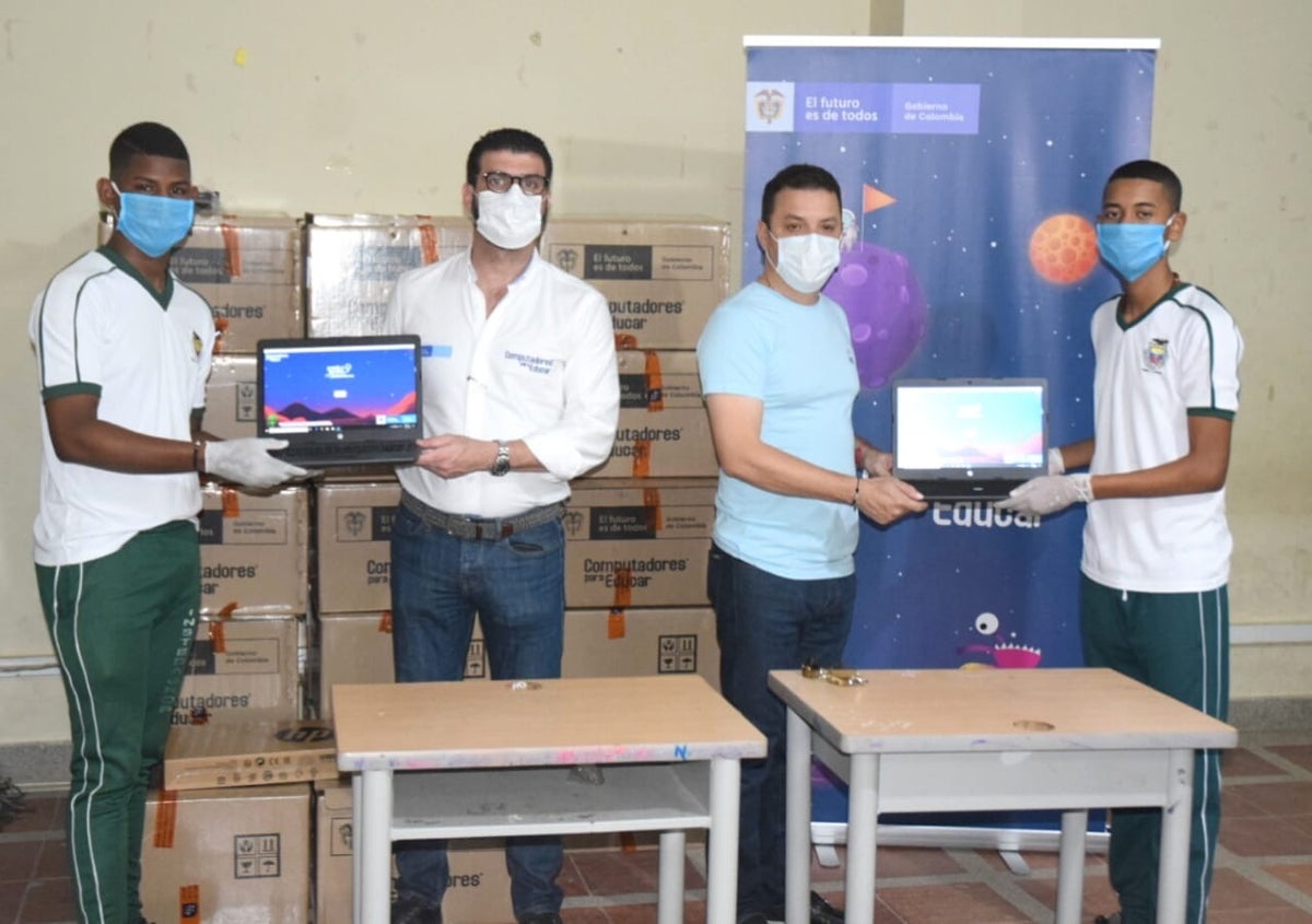 Estudiantes recibiendo los equipo electrónicos