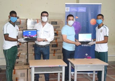 Estudiantes recibiendo los equipo electrónicos