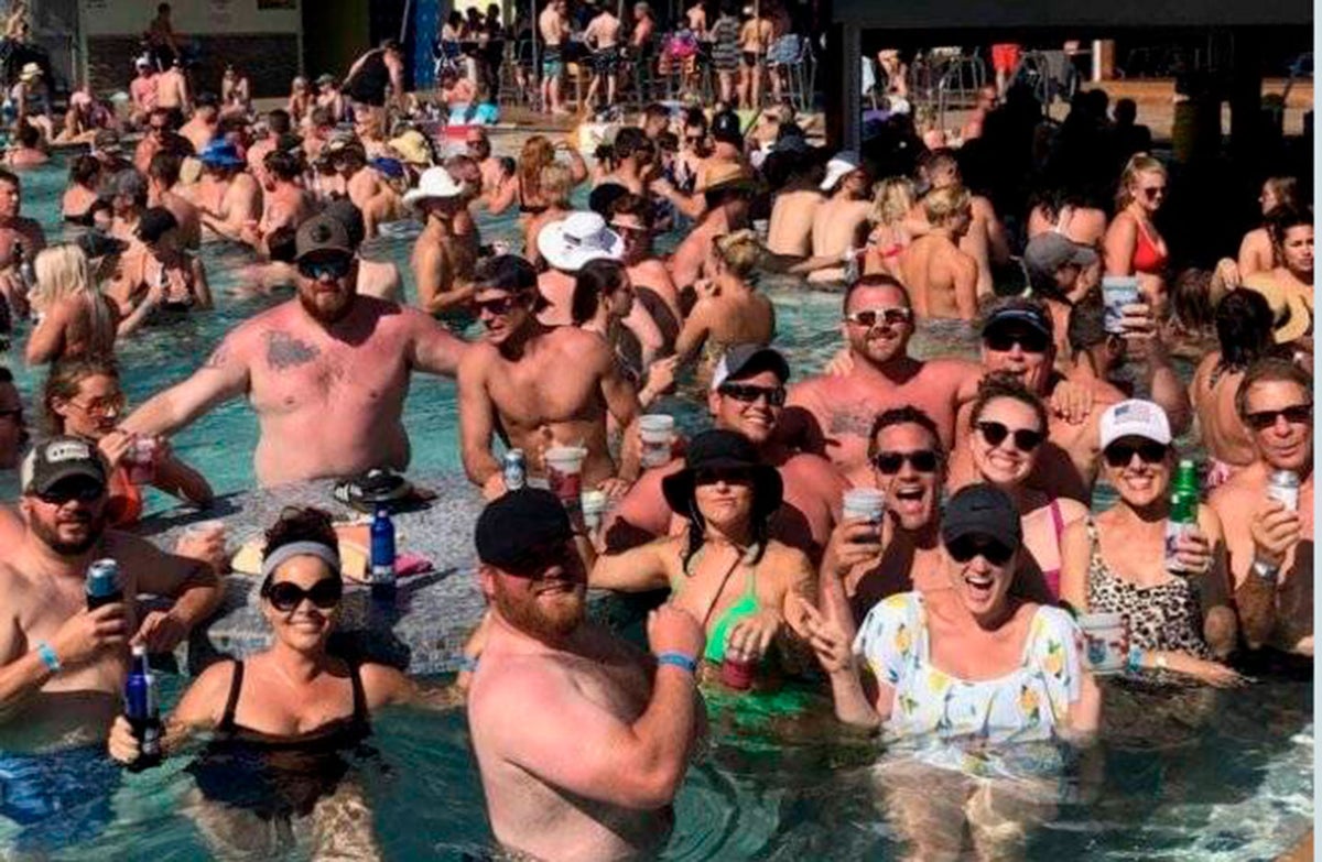 Fiesta en piscina cerca al lago Ozark