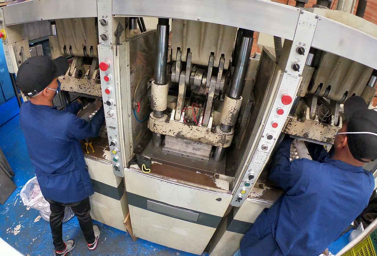 Empresa de suelas para zapatos fabrica tapabocas por coronavirus en Colombia