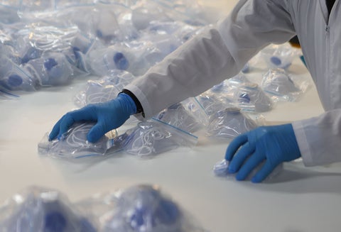 Empresa de suelas para zapatos fabrica tapabocas por coronavirus en Colombia