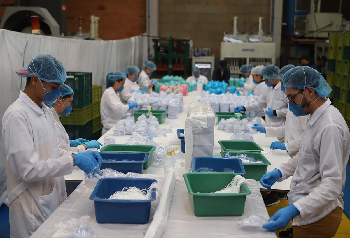Empresa de suelas para zapatos fabrica tapabocas por coronavirus en Colombia