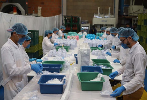 Empresa de suelas para zapatos fabrica tapabocas por coronavirus en Colombia