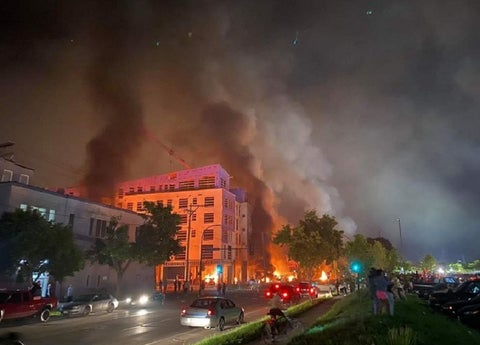 Incendian una comisaría en EE.UU