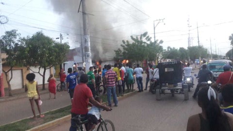 curiosos se agolparon en frente de la ferretería.