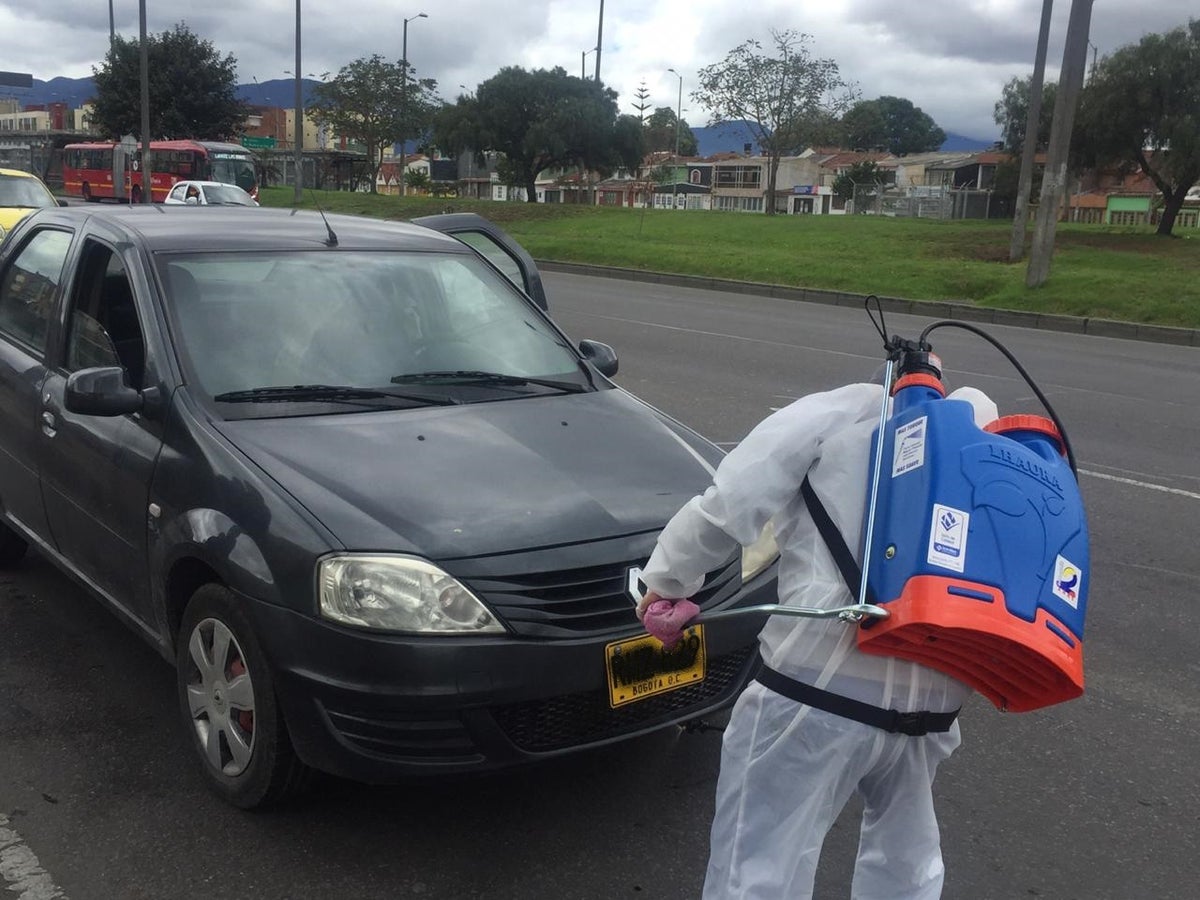 Desinfección de vehículos en medio de la cuarentena, en Bogotá.