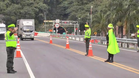 Policía sanciona a 54 conductores que pretendían irse de paseo en medio de la cuarenta en Antioquia
