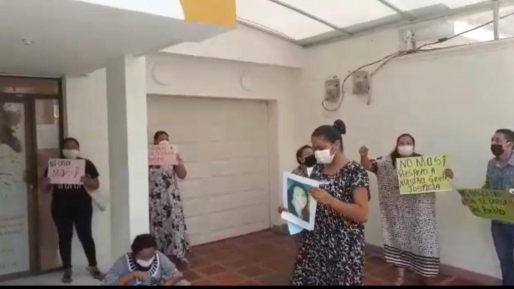 Protesta de los indígenas en la sede de la funeraria en Riohacha