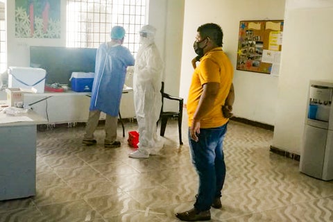 Pruebas preventivas de COVID-19 entre jóvenes del ICBF en Leticia, Amazonas