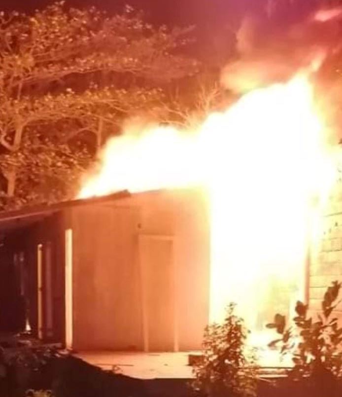 Por simple rumor, prenden fuego a una vivienda en San Andrés