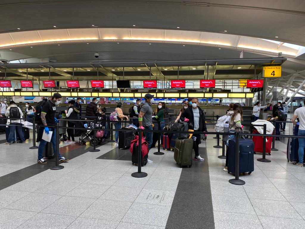 Colombianos repatriados llegan al aeropuerto El Dorado