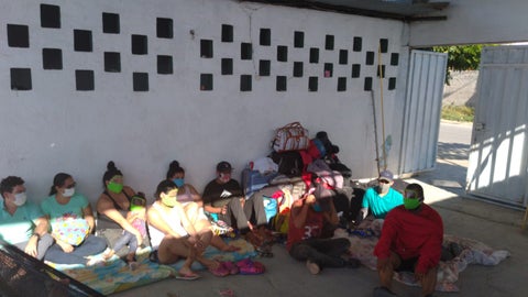 Colombianos varados en Ecuador emprenden la caminata