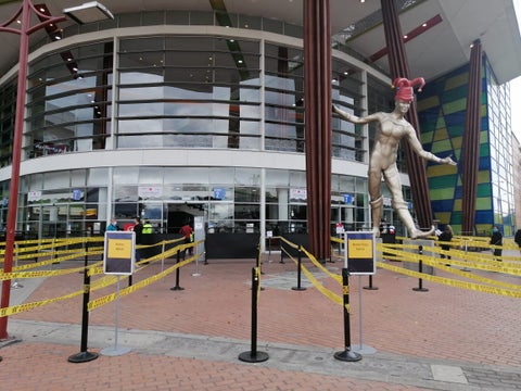 Los centros comerciales podrán operar con restricciones