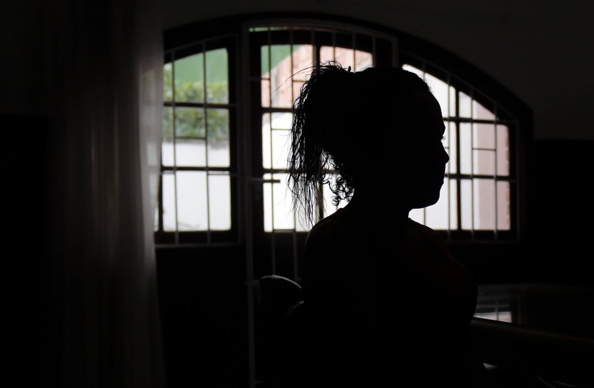 Mujer en el barrio Santa Fe, en Bogotá