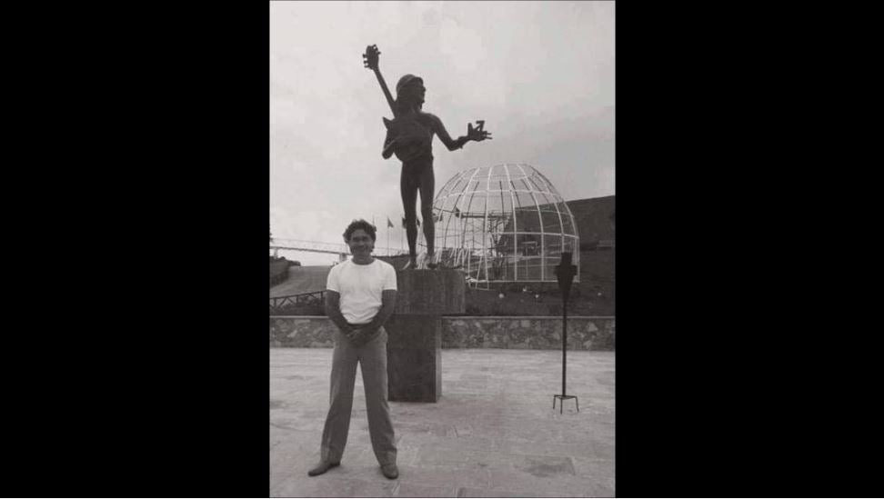 Carlos Lehder, junto a estatua de Lennon