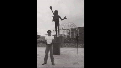 Carlos Lehder, junto a estatua de Lennon