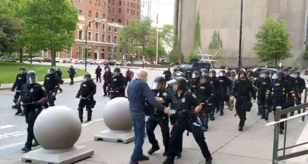 Policías empujan a un hombre de 75 años en Buffalo, EE.UU.