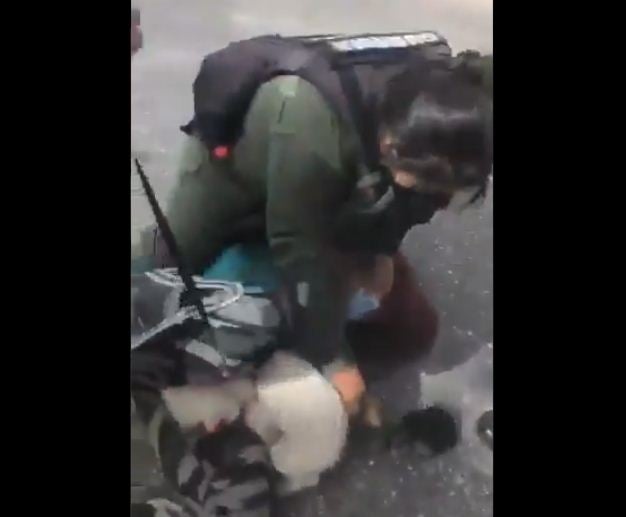 venezuela militar agrede a mujer